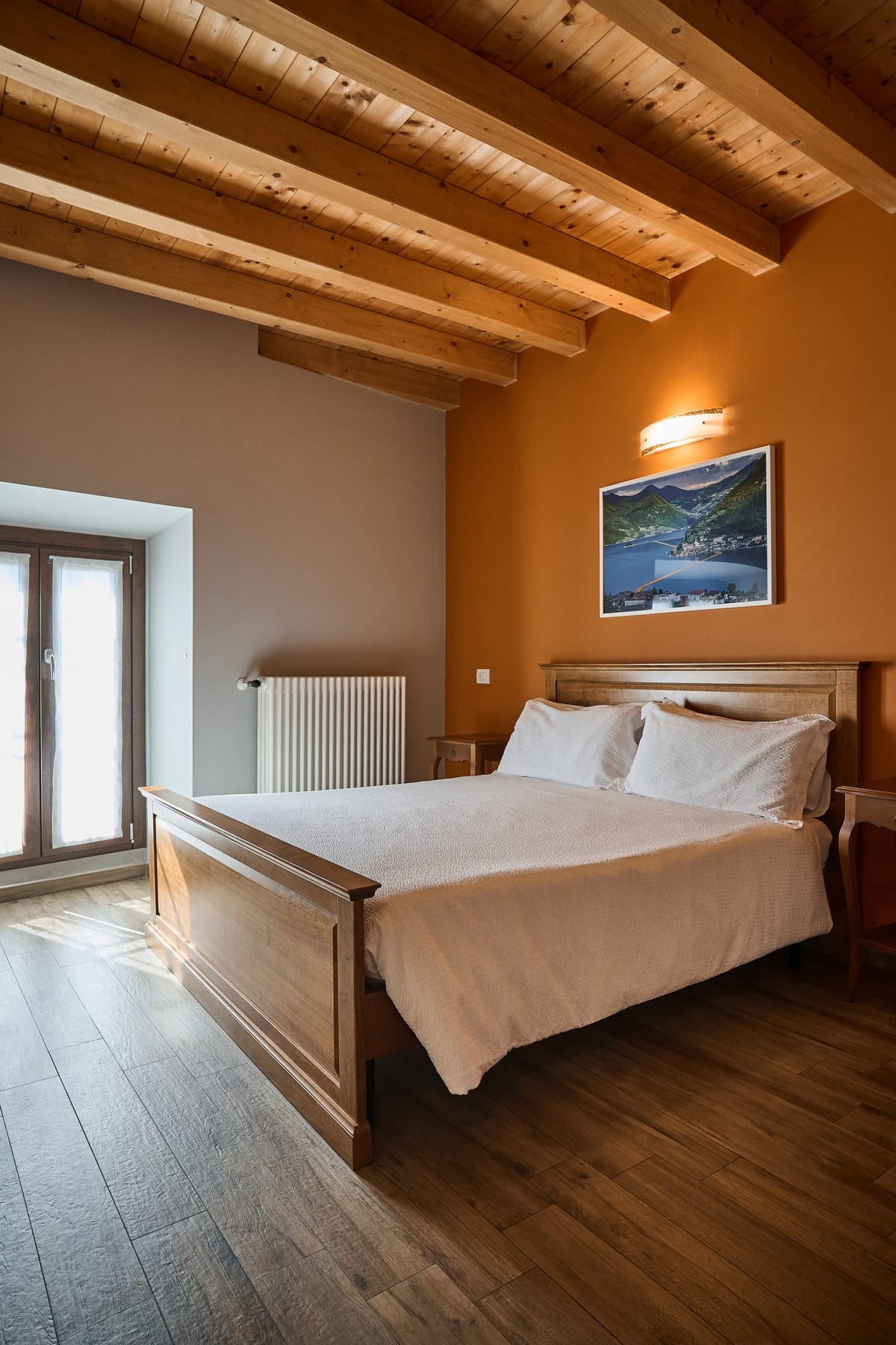 Room with an orange wall and double bed